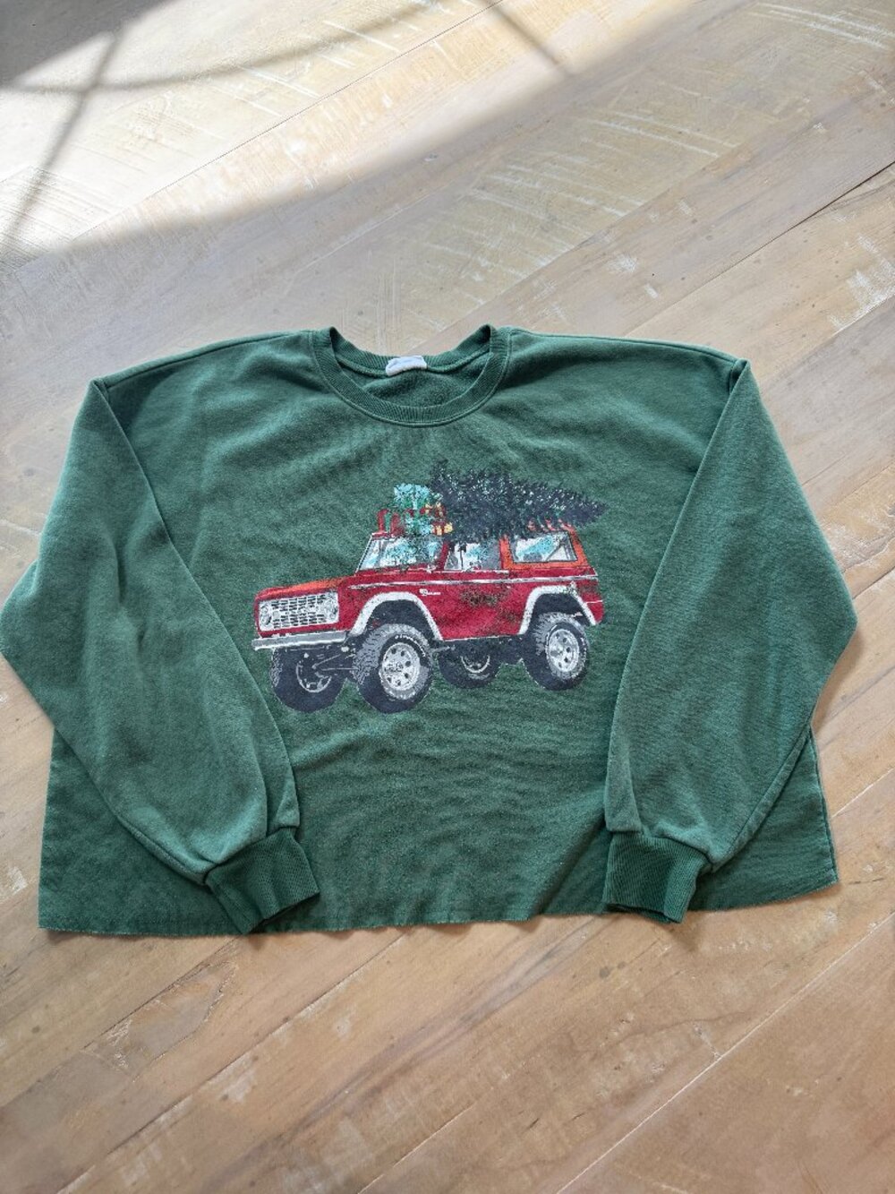 Retro Red Ford Bronco Carrying Christmas Tree Pullover Sweatshirt Green